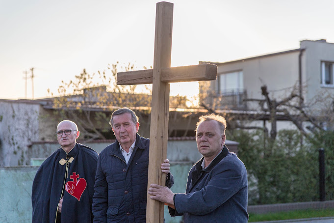 Uczestnicy Drogi Krzyżowej niosący krzyż — 2019 rok